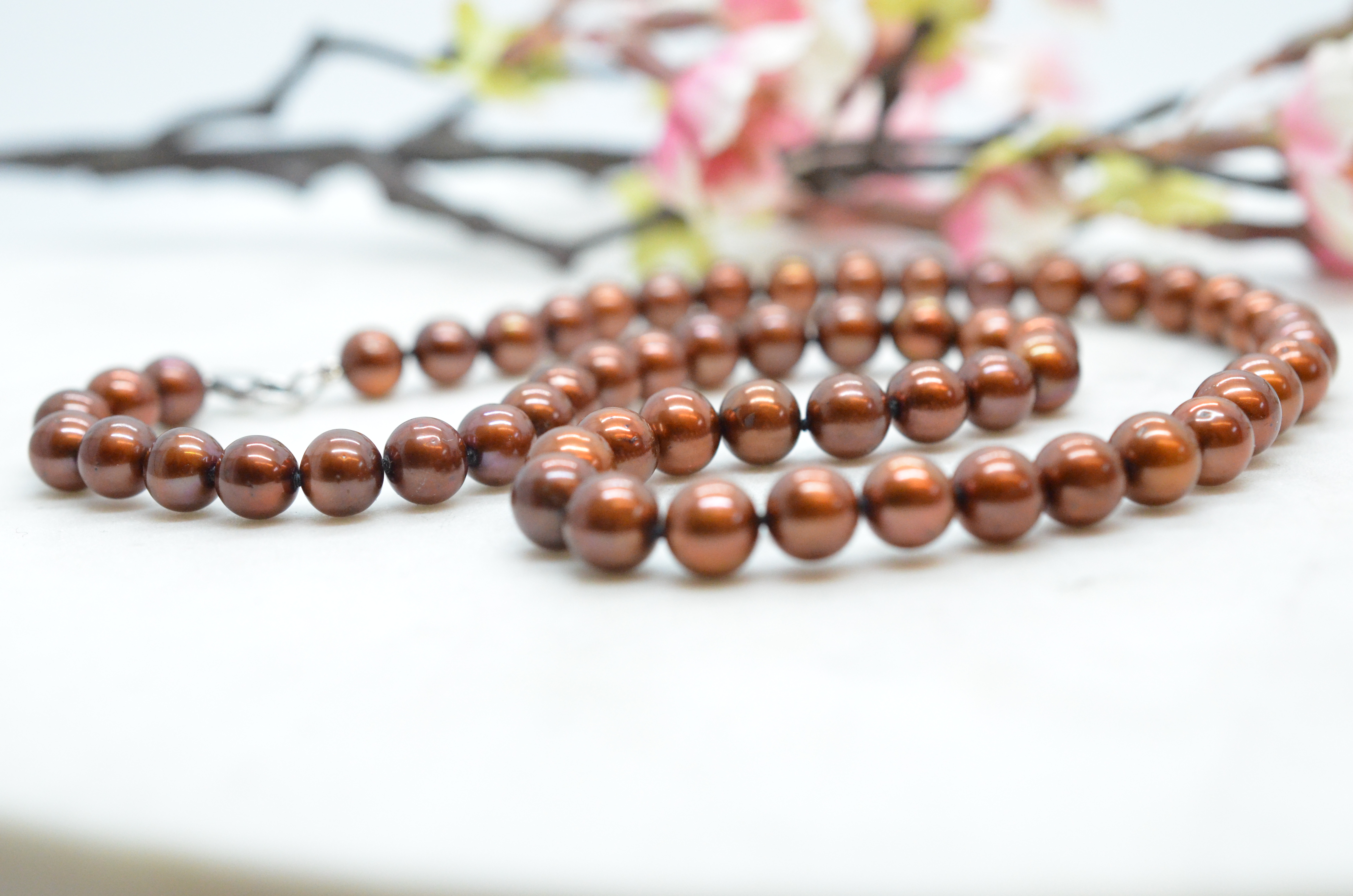 Pearl necklace with colored freshwater pearls in brown