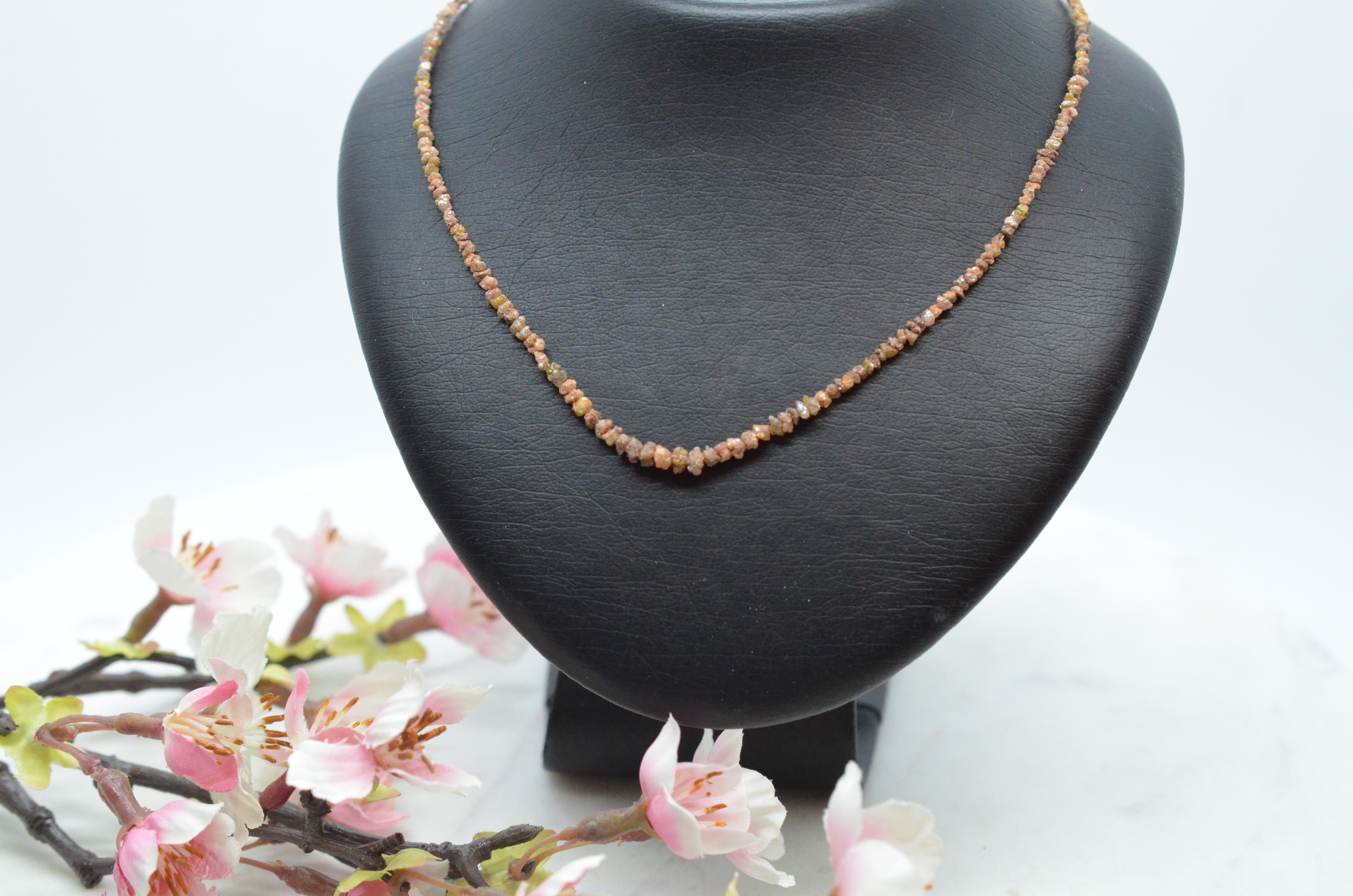Dosed necklace with rough diamonds