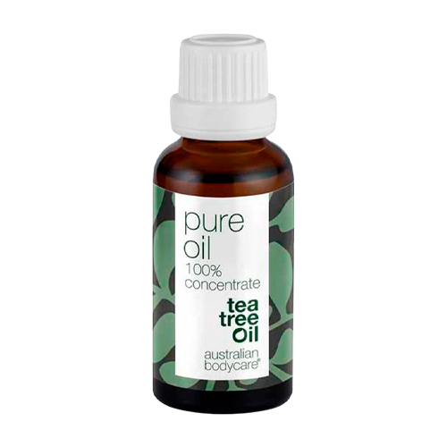 en brun liten glasflaska med en vit kork och en grön etikett. På etiketten står det Tea tree oil 30 ml.