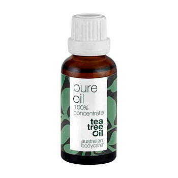 en brun liten glasflaska med en vit kork och en grön etikett. På etiketten står det Tea tree oil 30 ml.