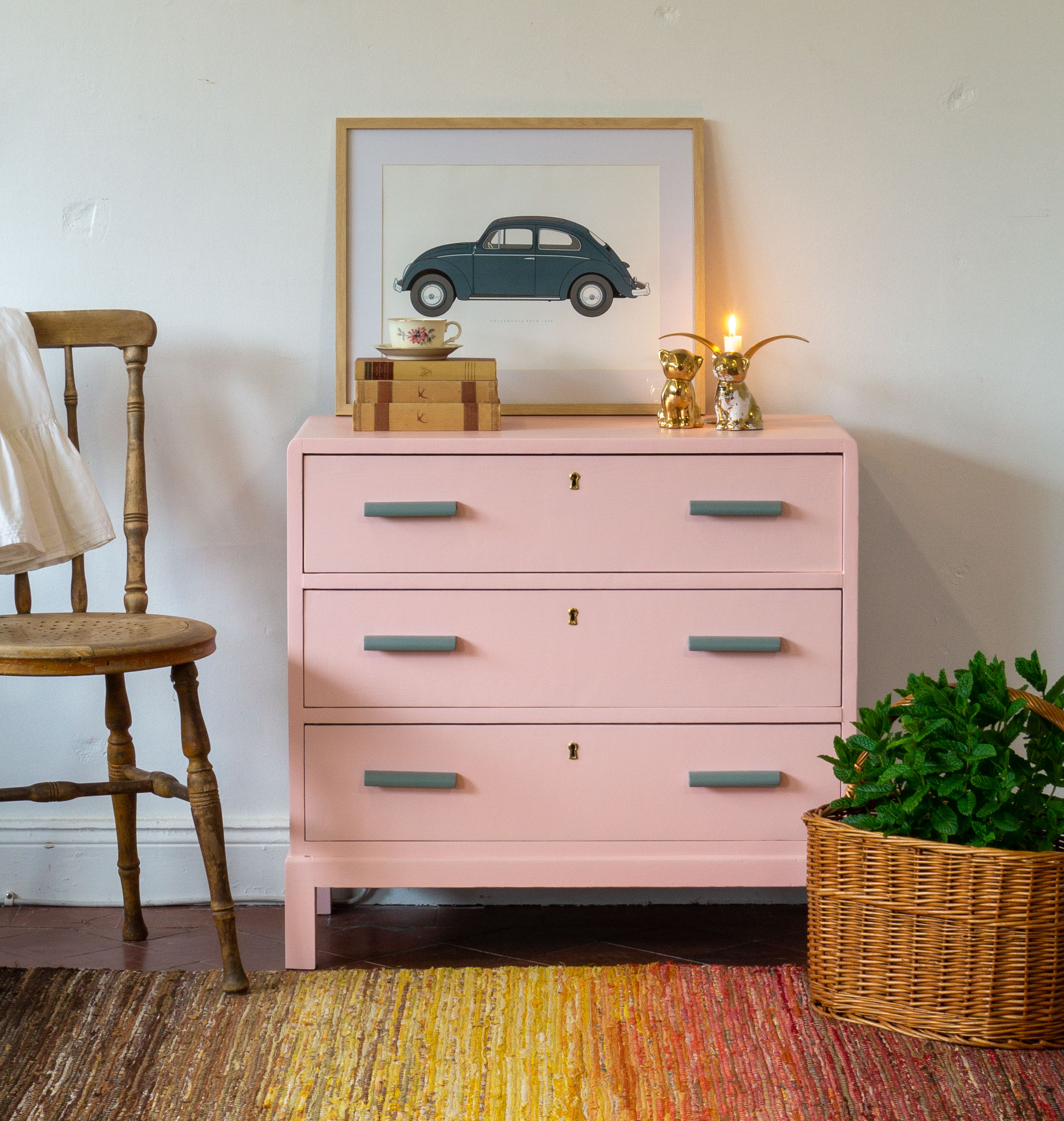 Söt, liten rosa byrå