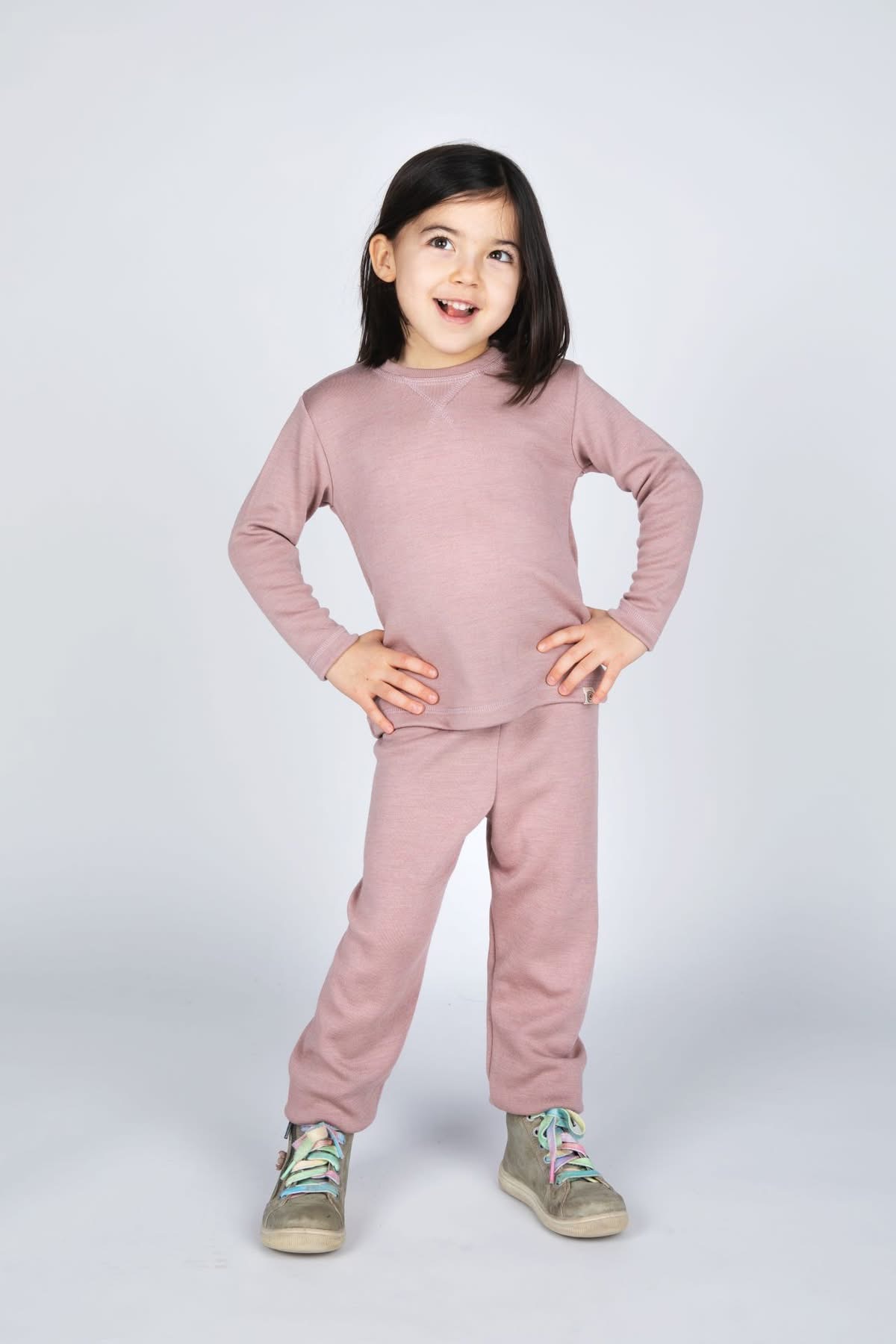 Engel Natur ullsilke byxor GOTS-certifiered - dusty rose- på stående modell