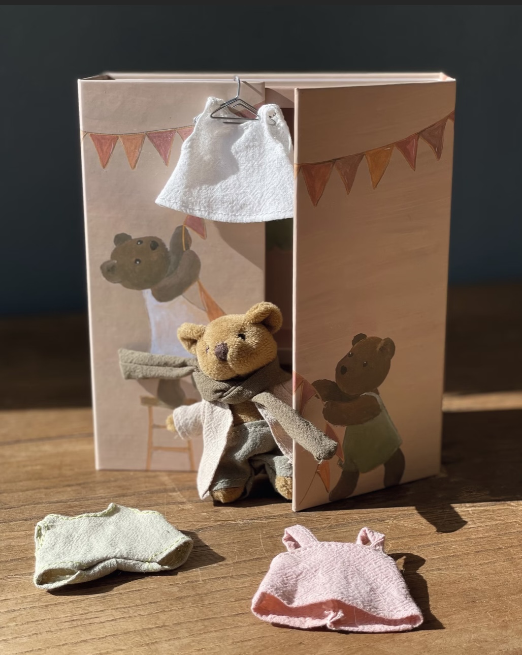 Garderob med Nalle och kläder - Egmont Toys - 2