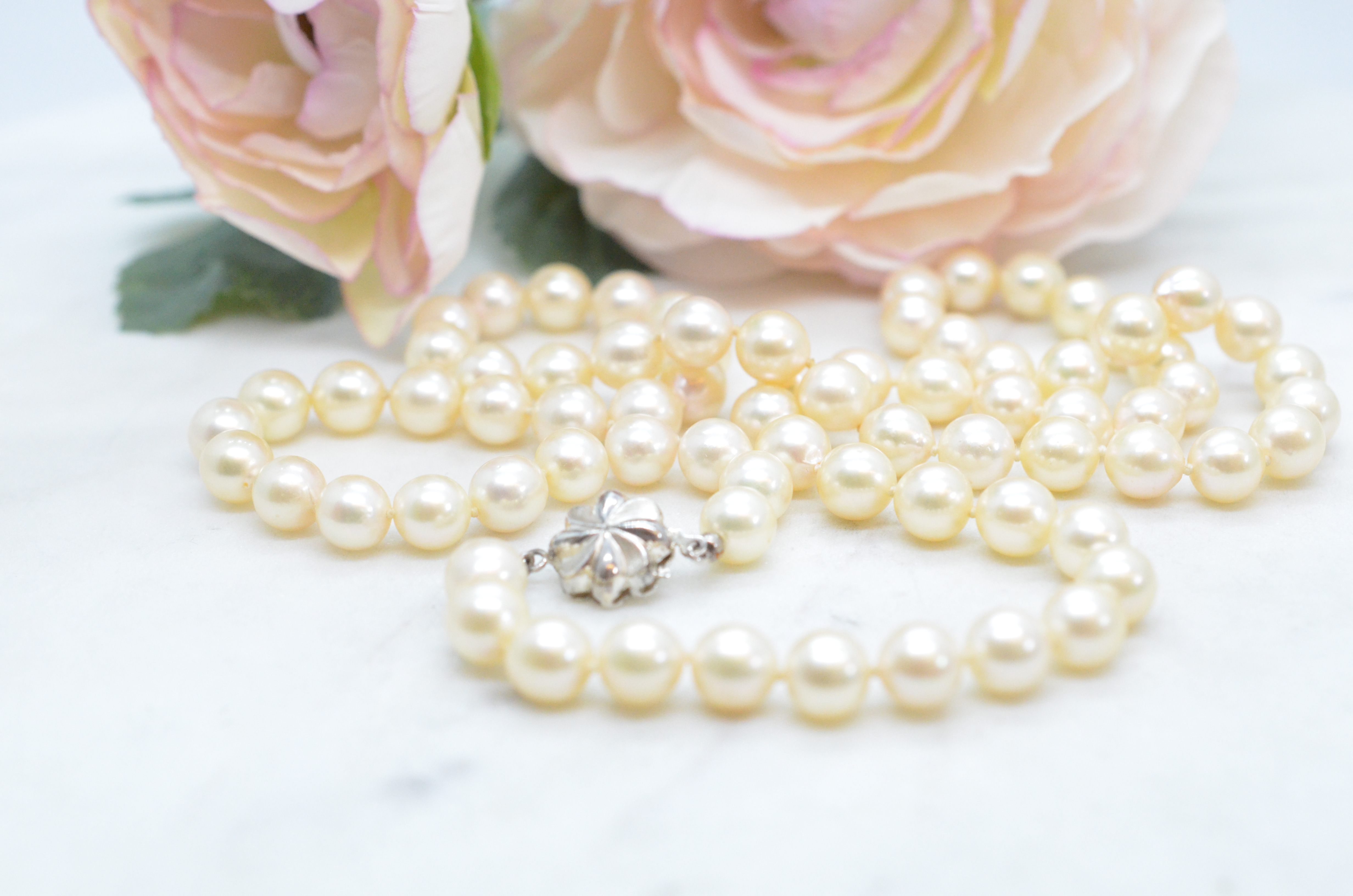Vintage pearl necklace with cultured freshwater pearls and silver clasp