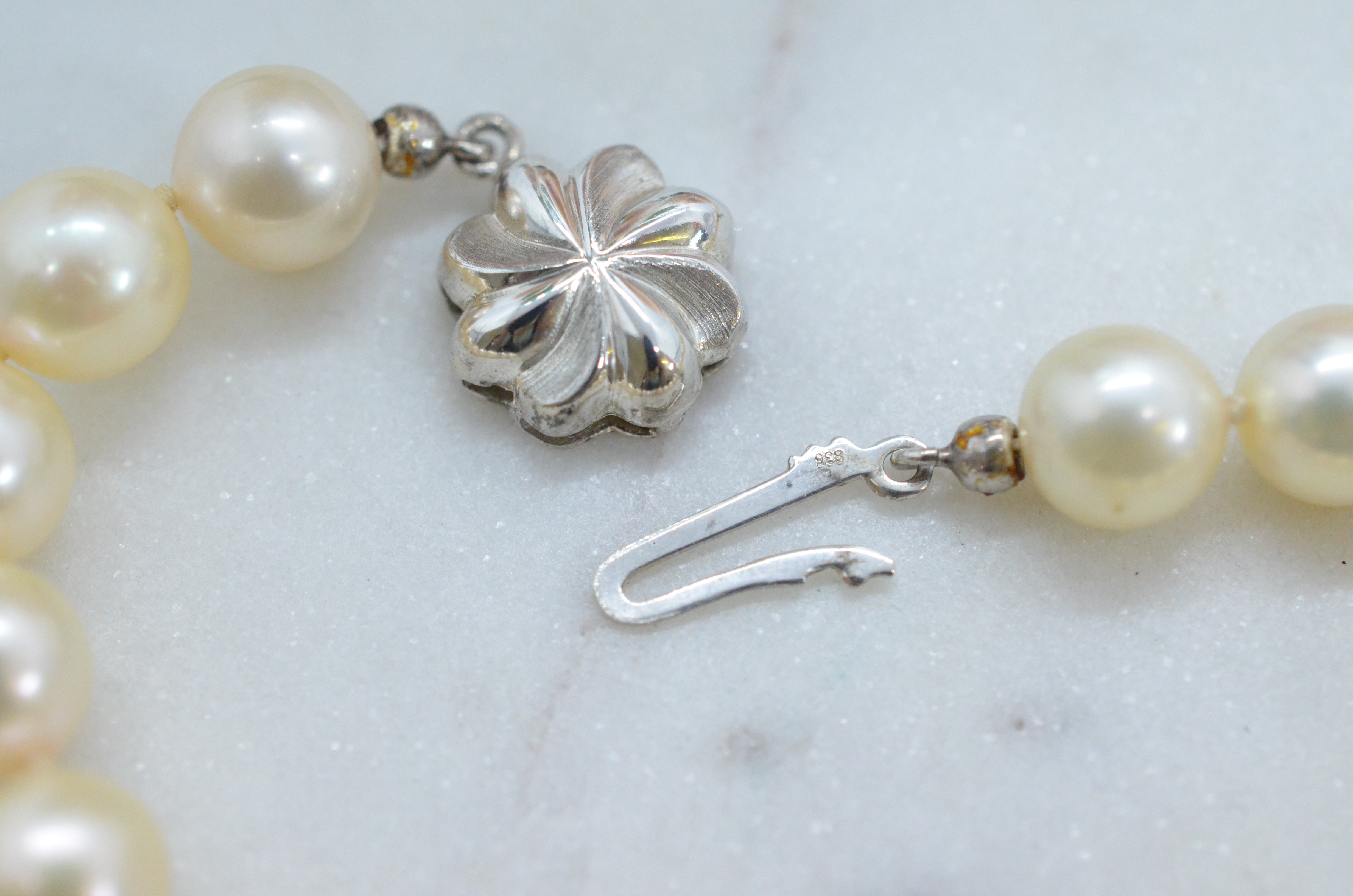 Vintage pearl necklace with cultured freshwater pearls and silver clasp - 2