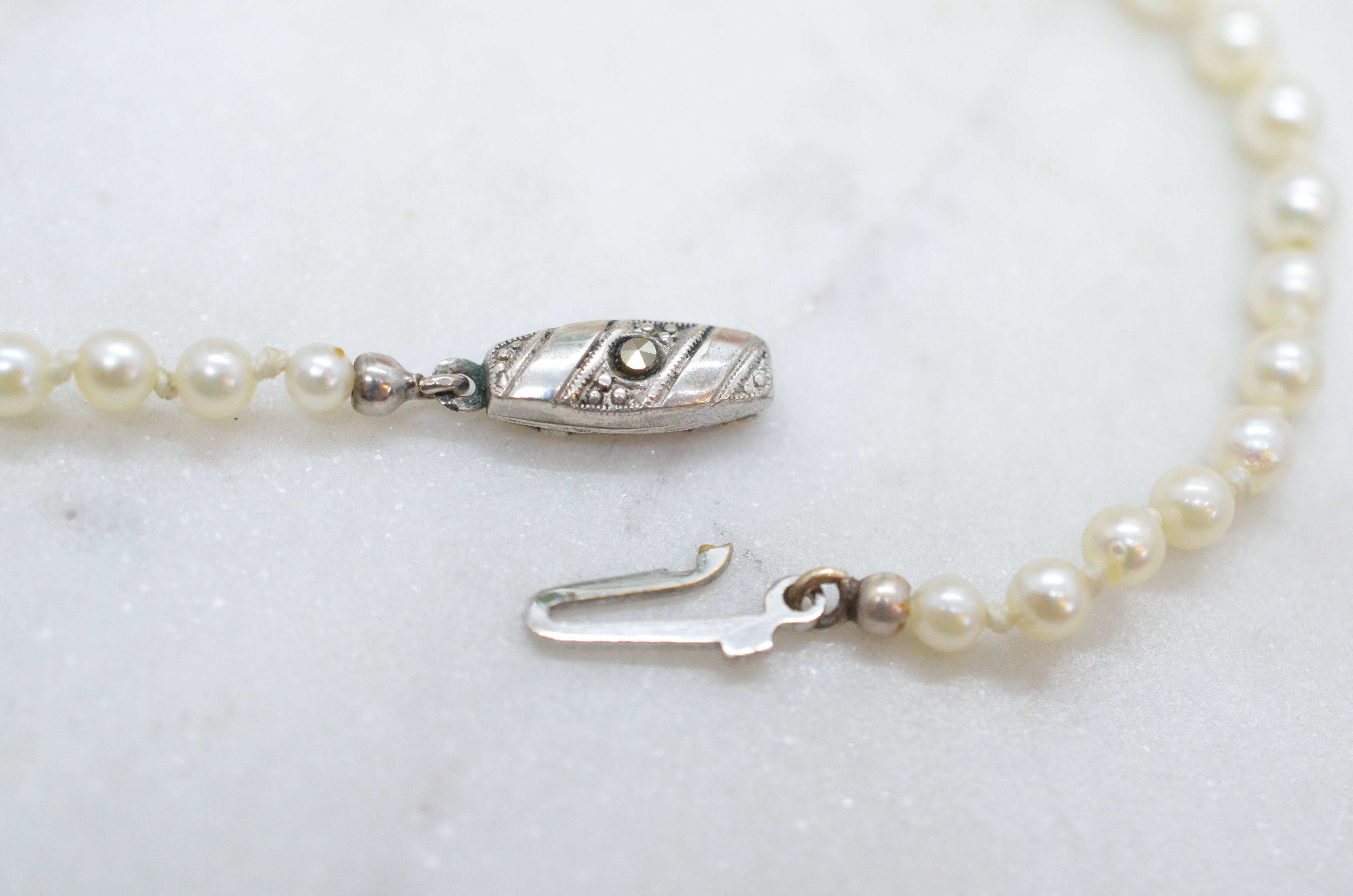Vintage dosed pearl necklace with cultured freshwater pearls and silver clasp - 4