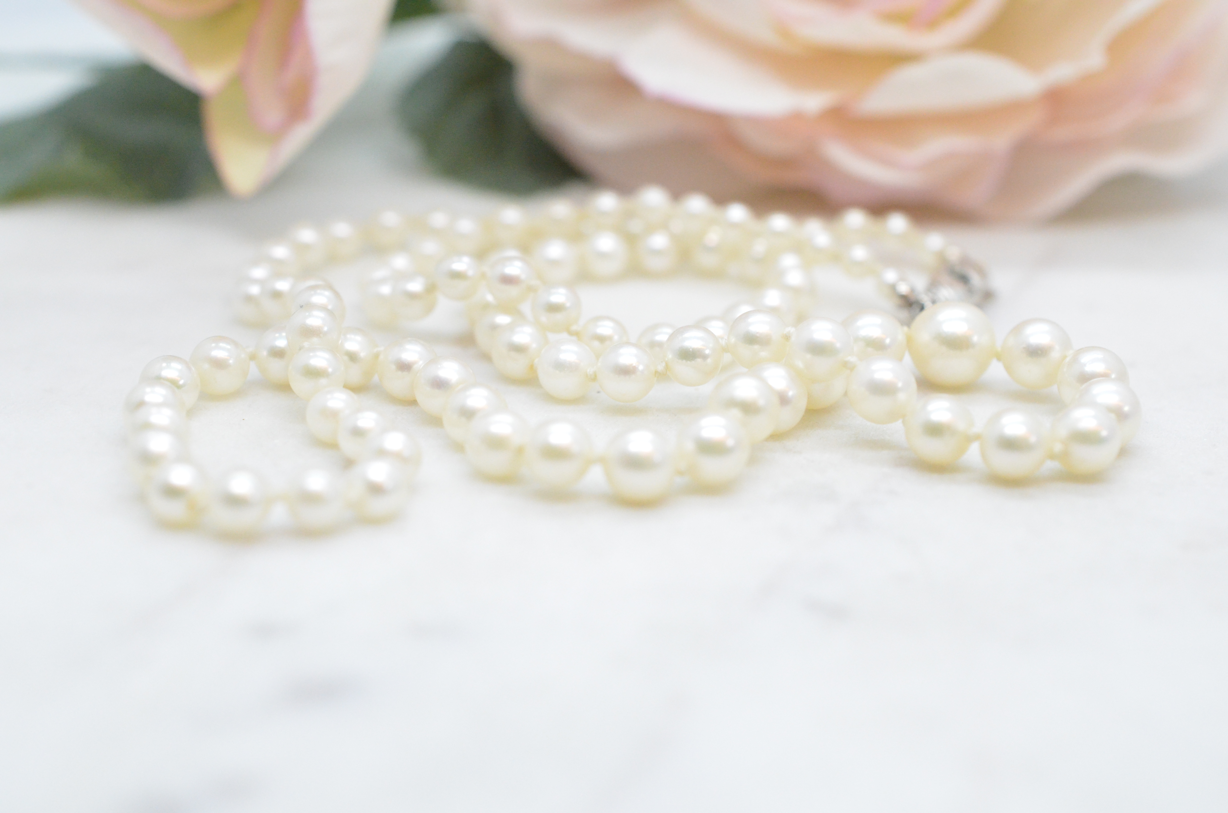Vintage dosed pearl necklace with cultured freshwater pearls and silver clasp