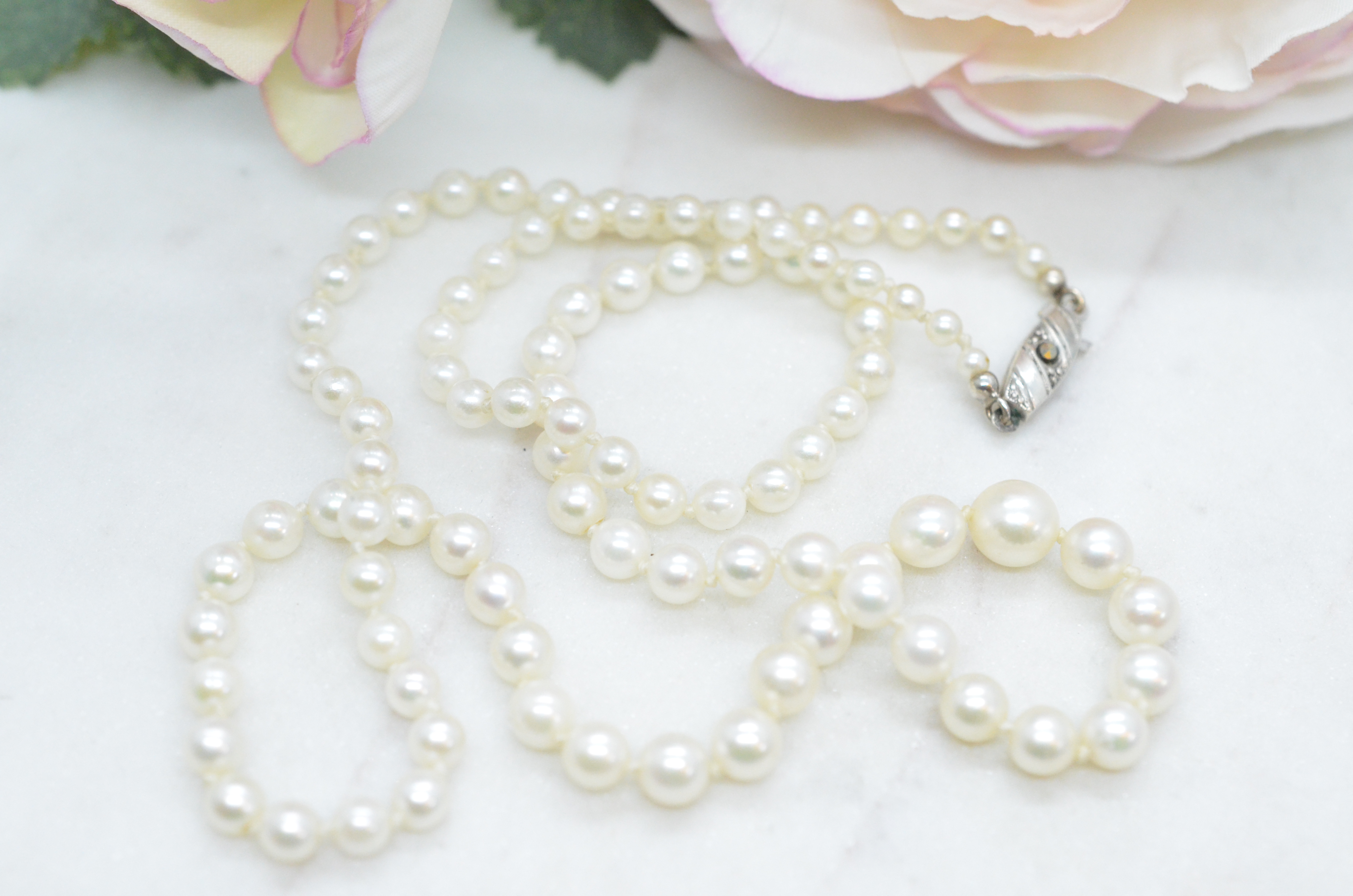 Vintage dosed pearl necklace with cultured freshwater pearls and silver clasp - 2