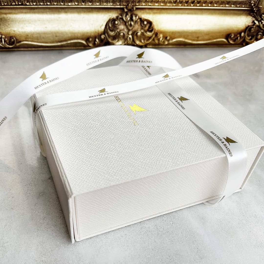 Boîte cadeau avec ruban en satin