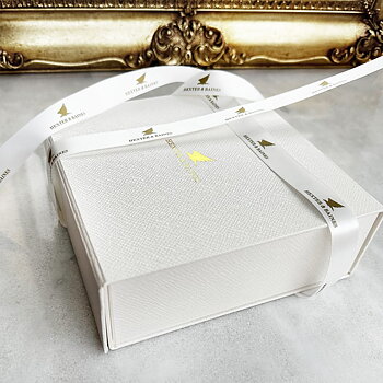 Boîte cadeau avec ruban en satin