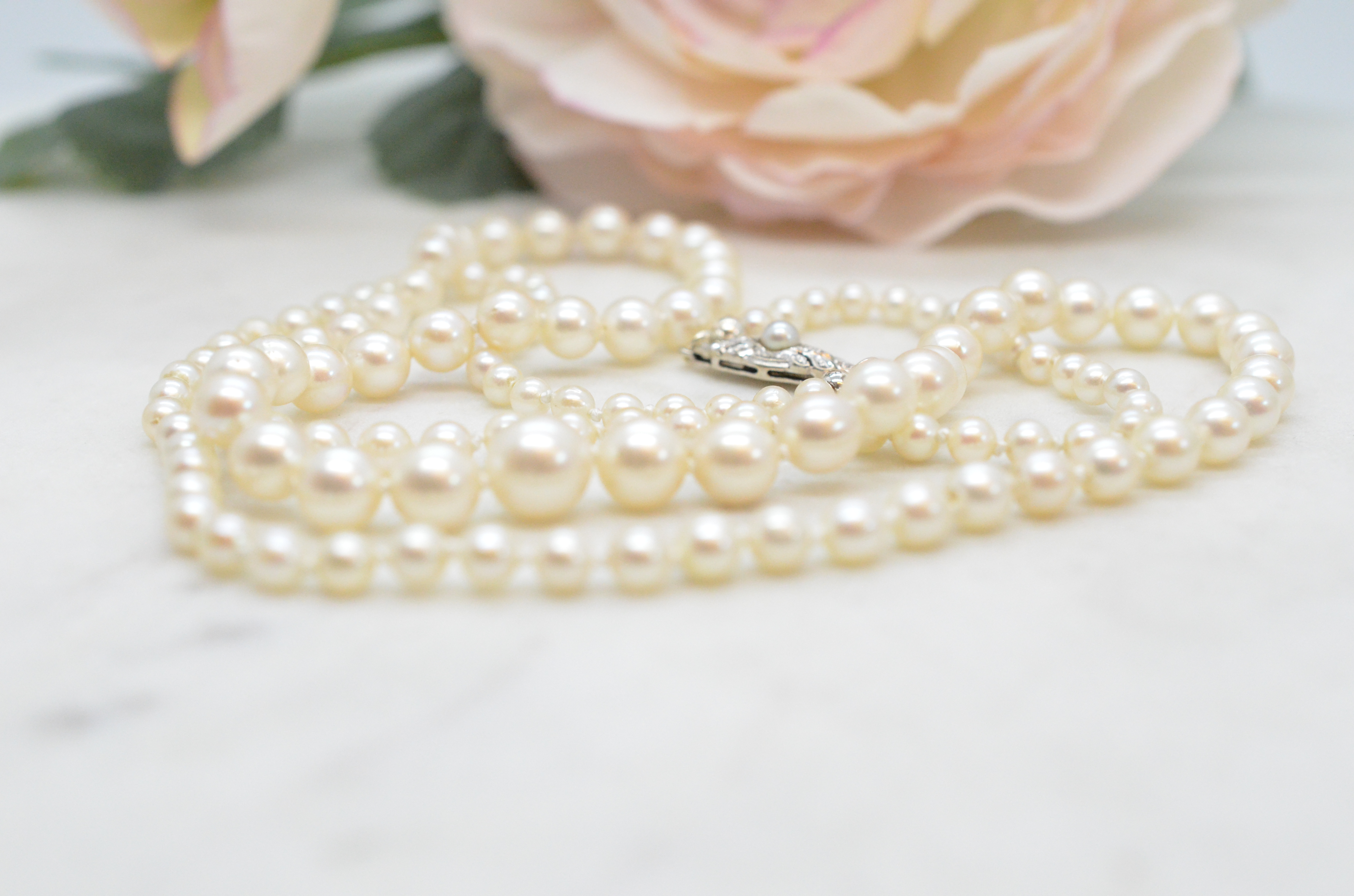 Vintage dosed pearl necklace with cultured freshwater pearls and silver clasp