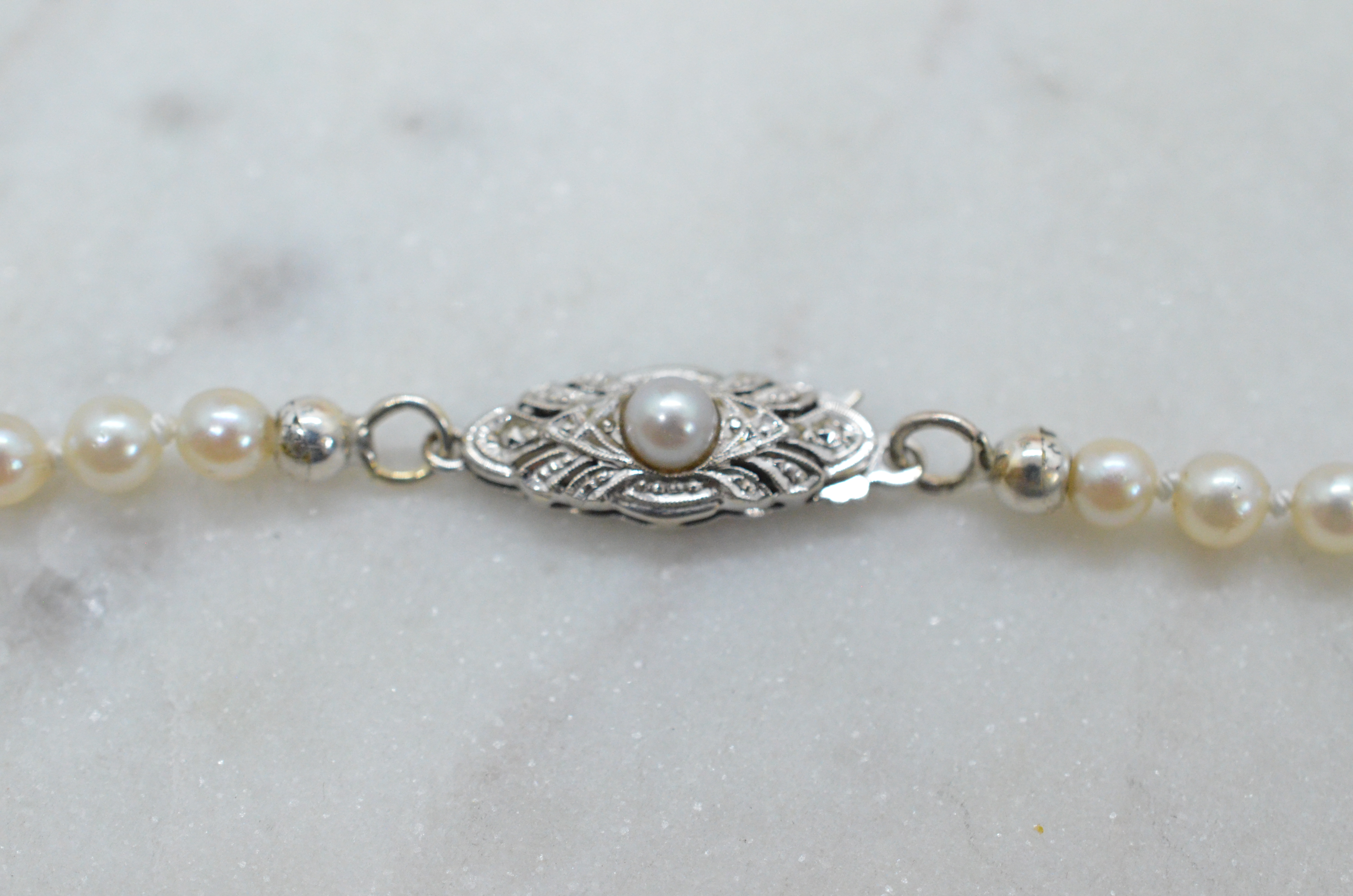 Vintage dosed pearl necklace with cultured freshwater pearls and silver clasp - 4