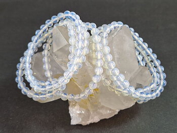 Opalit Armband - 6mm Pärlor