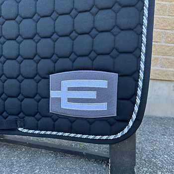 EQUILINE HOPPSCHABRAK MED E-LOGGA BLACK E63 GRAY-GL.SILVER-WHITE P44+P328