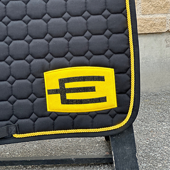 EQUILINE HOPPSCHABRAK MED E-LOGGA BLACK E47 YELLOW-GL.BLACK P49