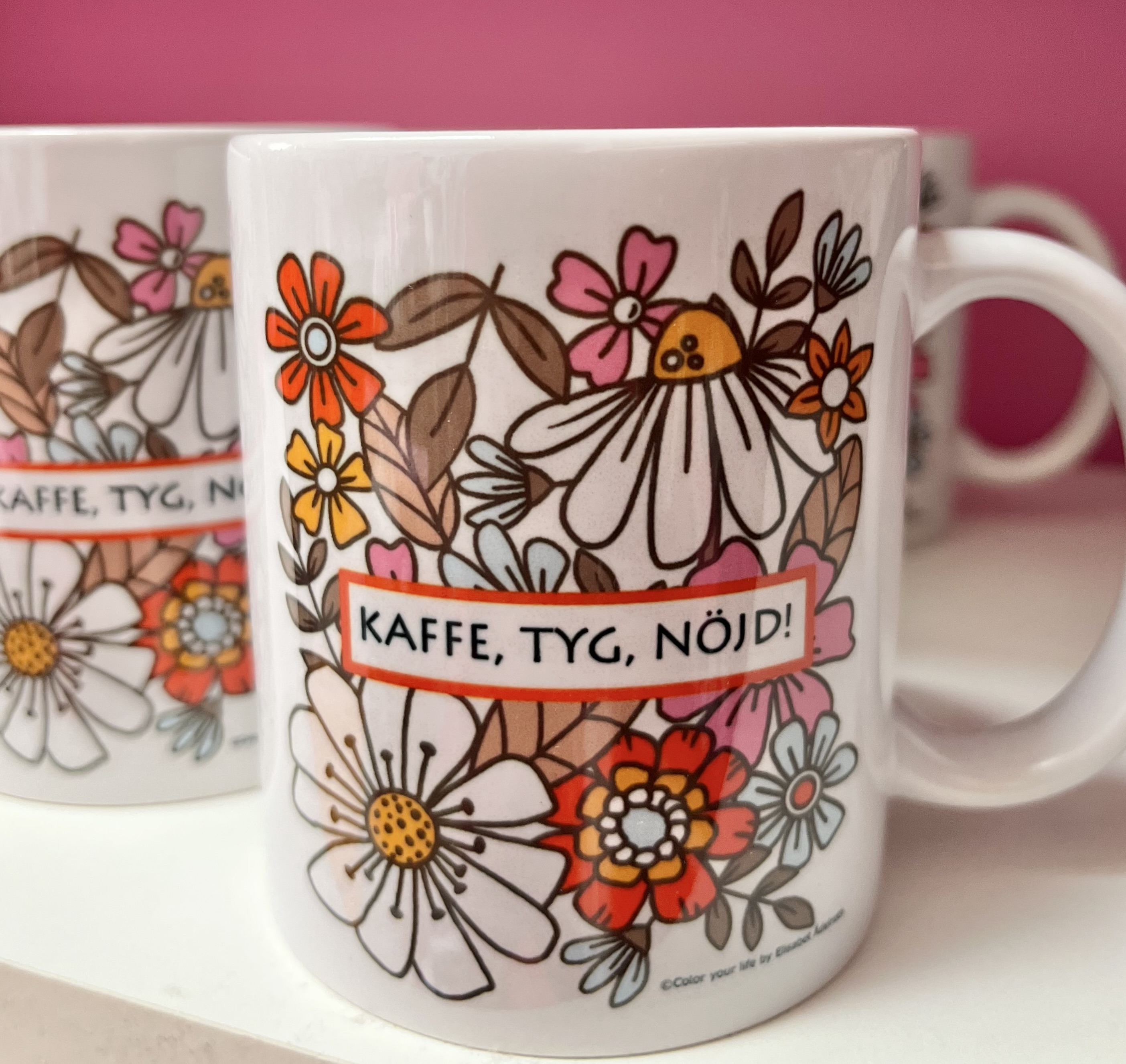 Porslinsmugg  ”Kaffe,tyg, nöjd”