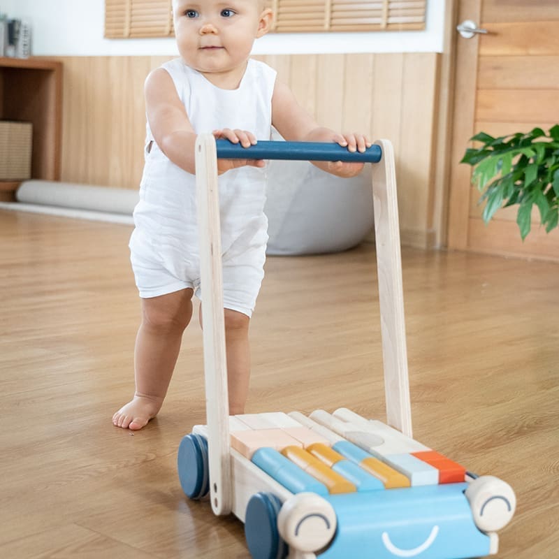 Lära-gå-vagn av trä med träklossar på flaket - Plantoys - 4