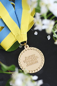 Matt medalj med Sverigeband: Älskad, värdefull, dyrbar