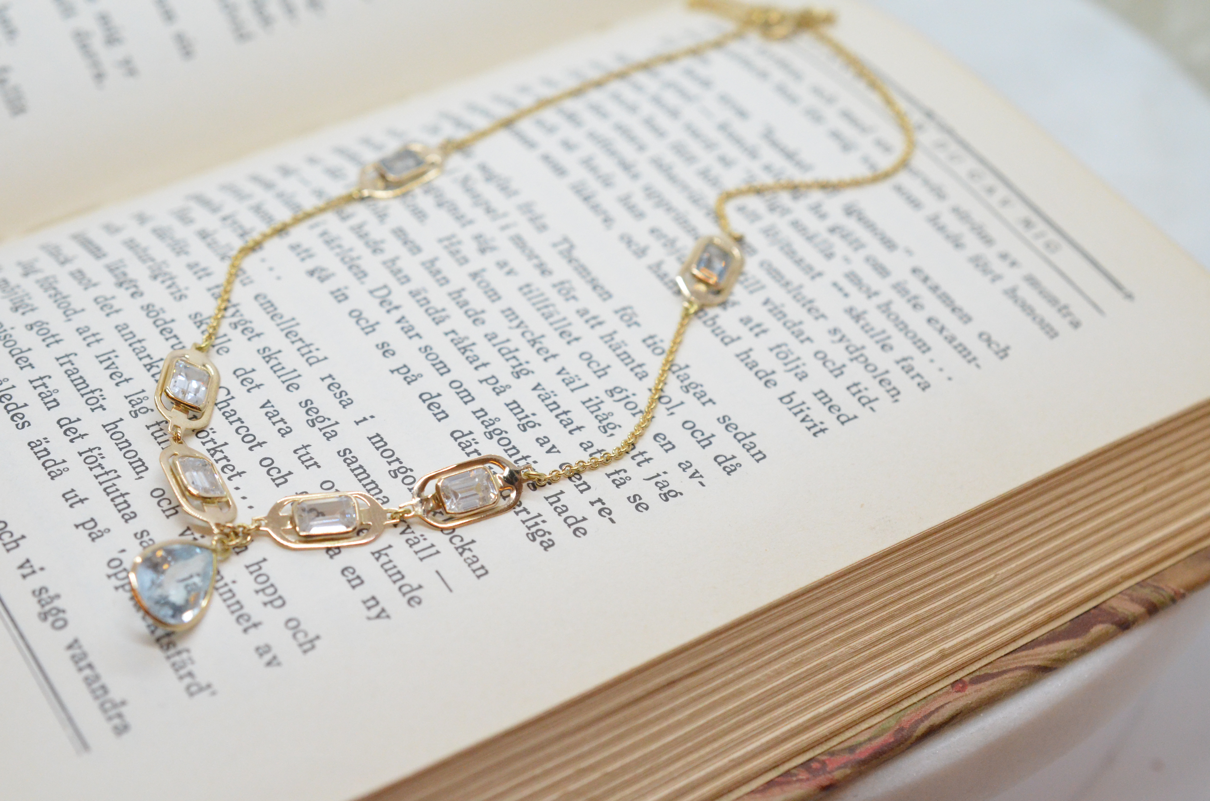 Vintage 18k necklace with light blue stones - 7