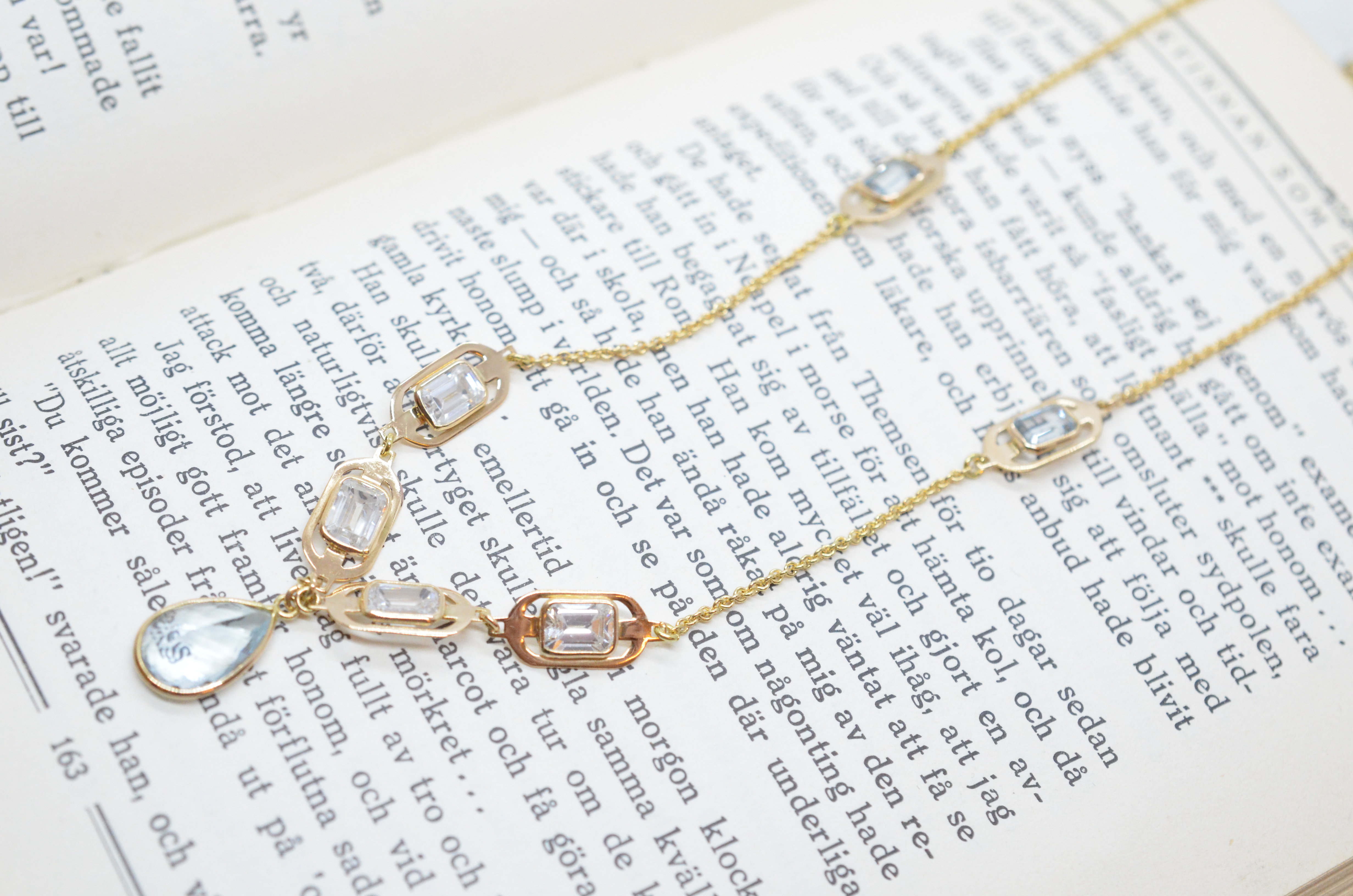 Vintage 18k necklace with light blue stones - 5