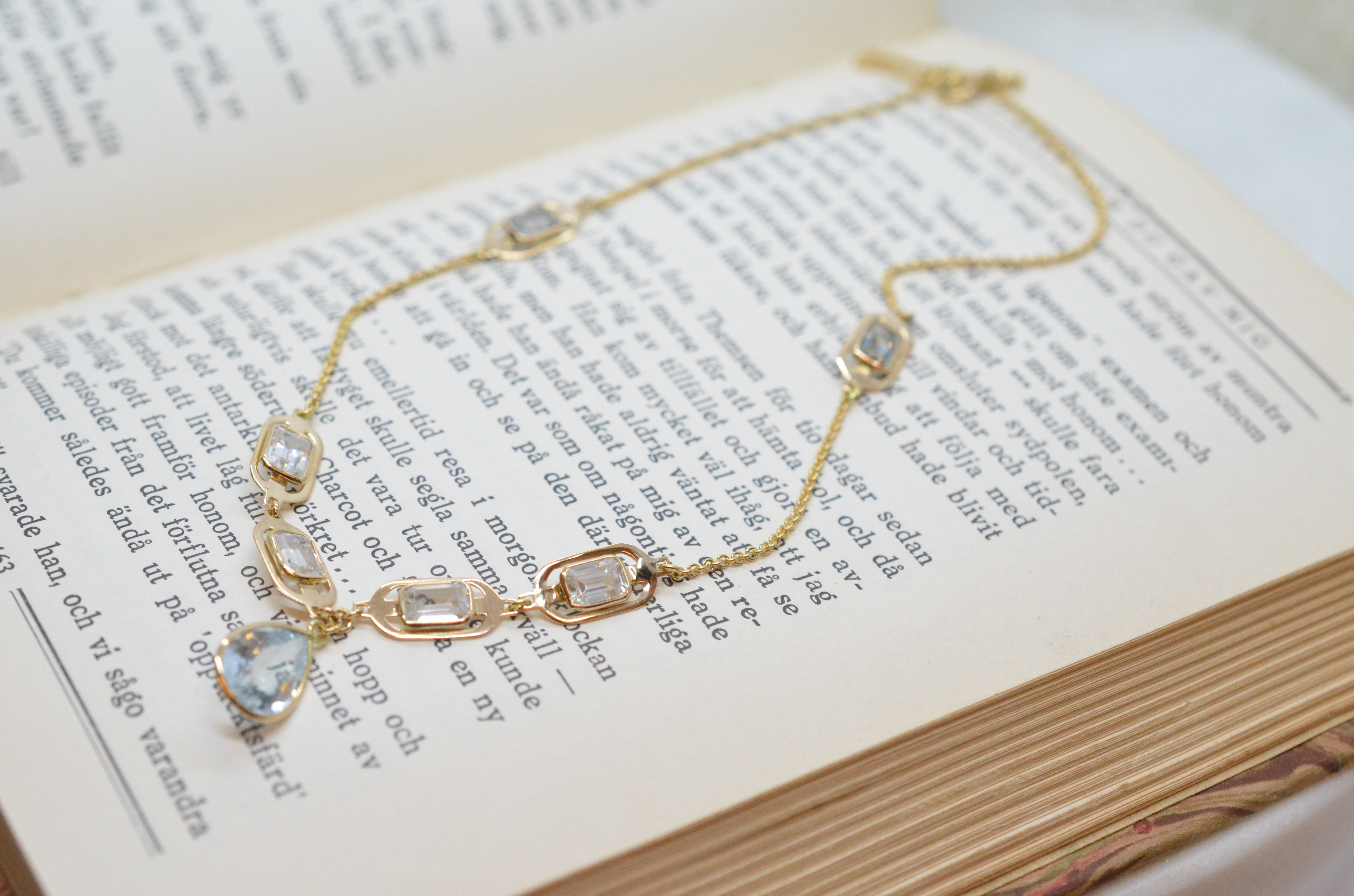 Vintage 18k necklace with light blue stones - 6