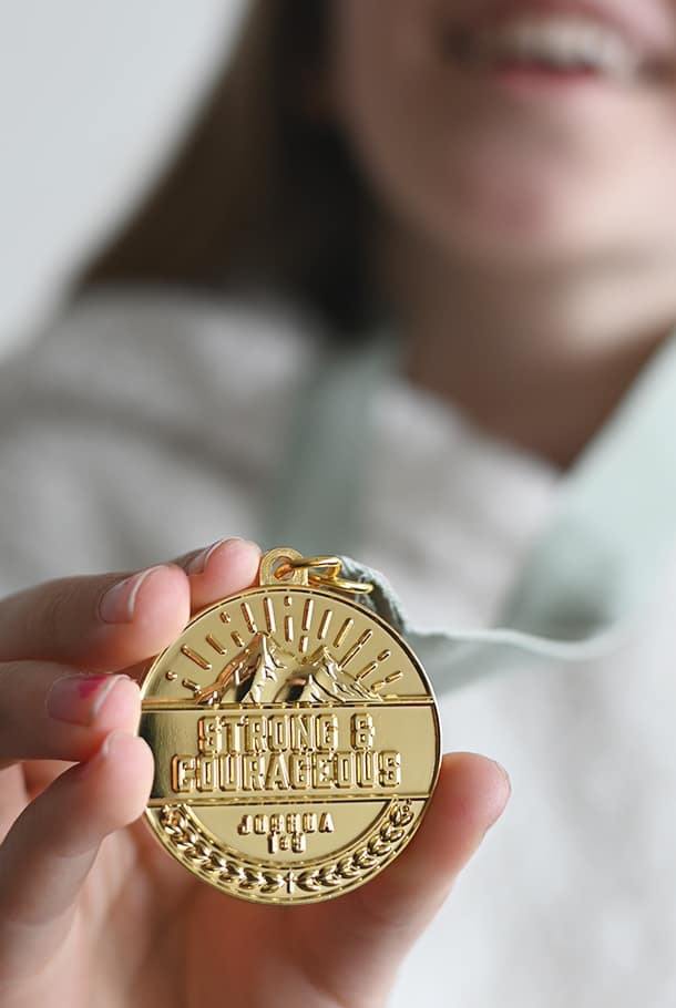 Medalj på mjukt grönt band: Strong & Courageous - 2
