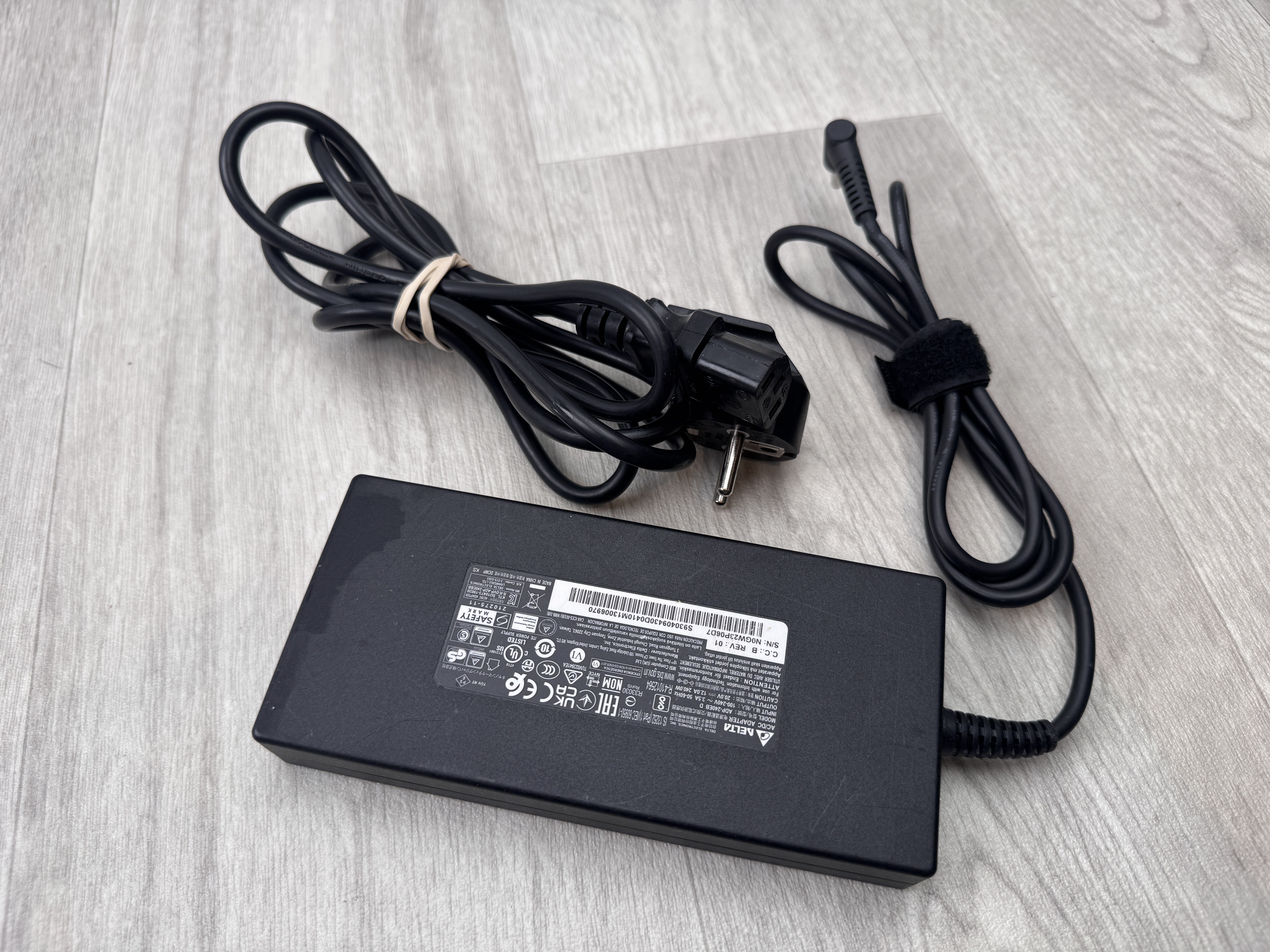 Original 240W 20V 12A MSI Delta Laddare AC Adapter ADP-240EB D