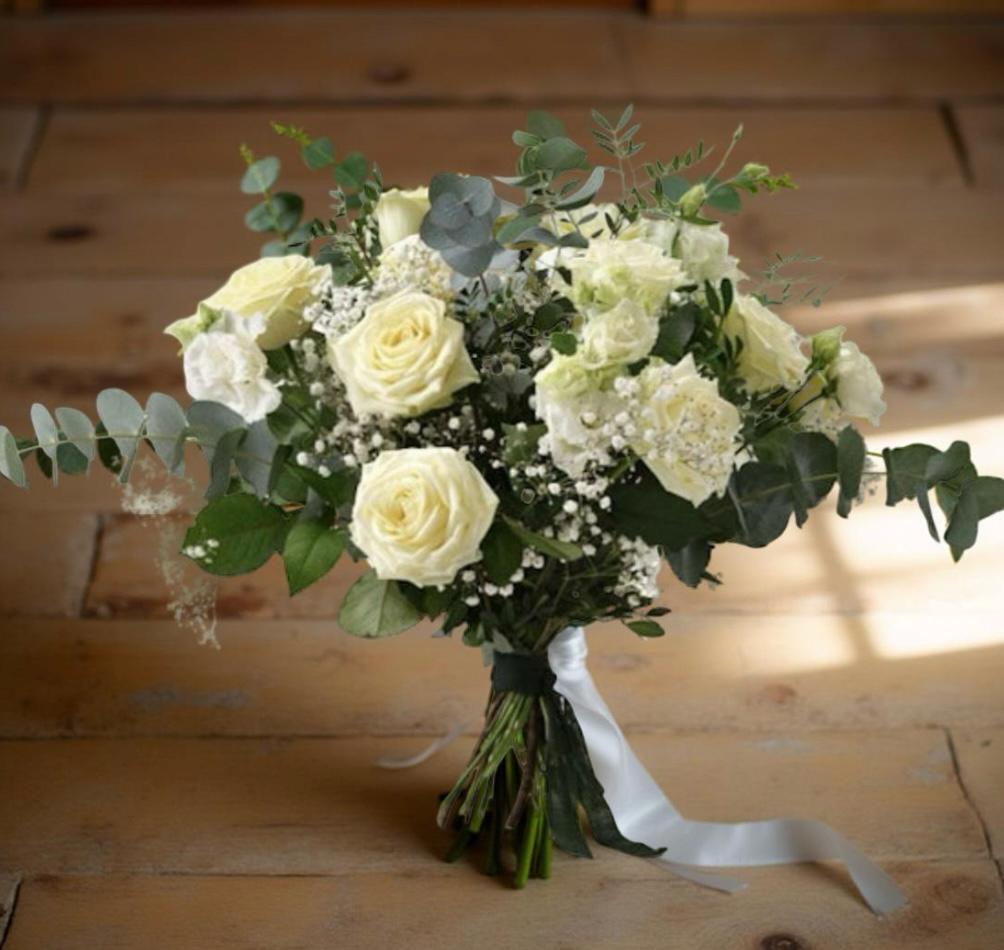 Rundbunden stående bukett i vita blommor