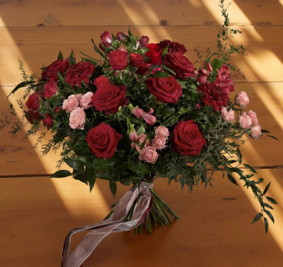 Rundbunden stående bukett med röda blommor