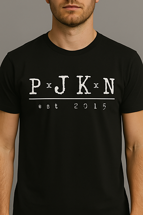 Svart T-shirt – “P x J K x N” Edition