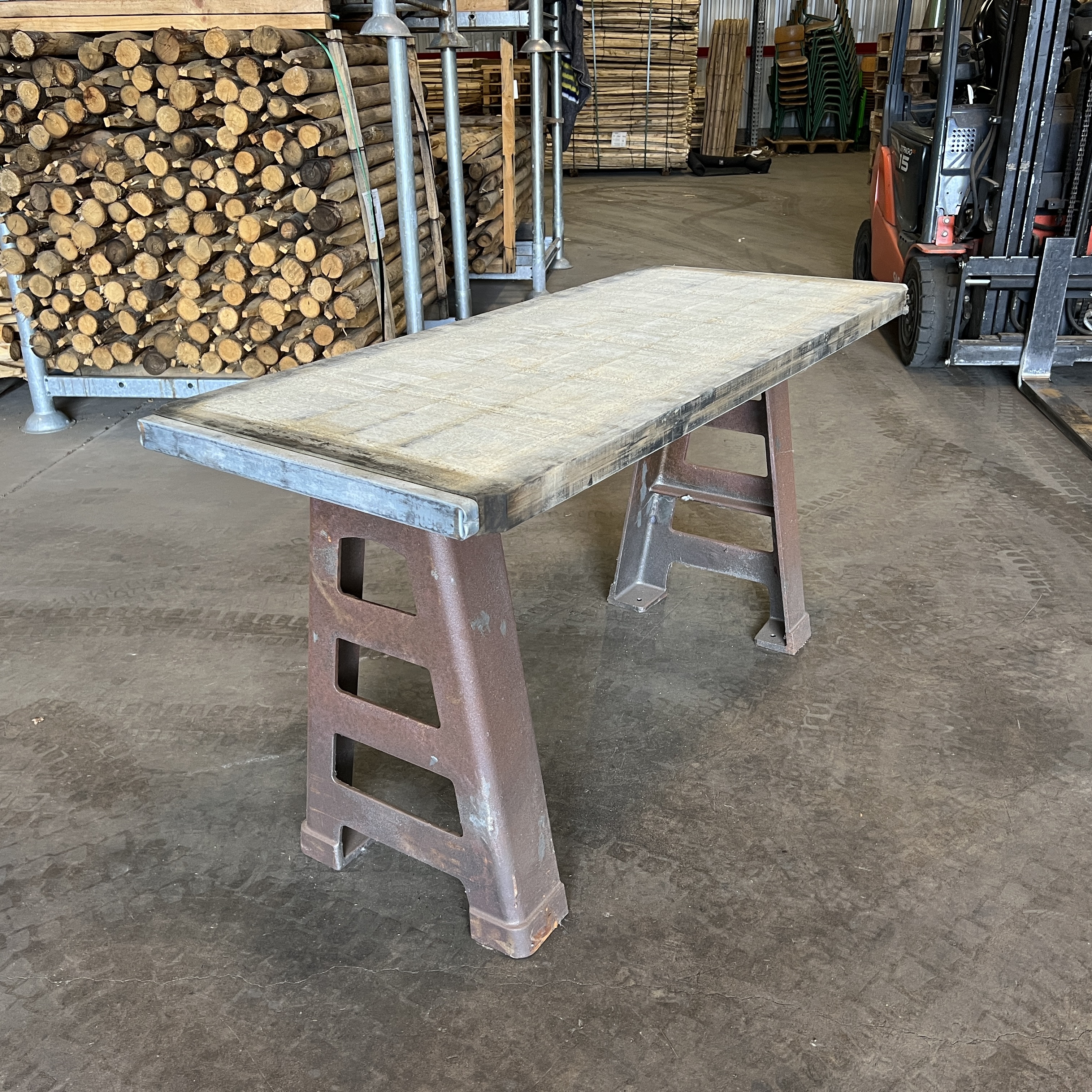 Vintage Planteringsbord 140 x 65 cm – Gjutjärnsben & Träskiva från stenfabrik Modell 2 - 2