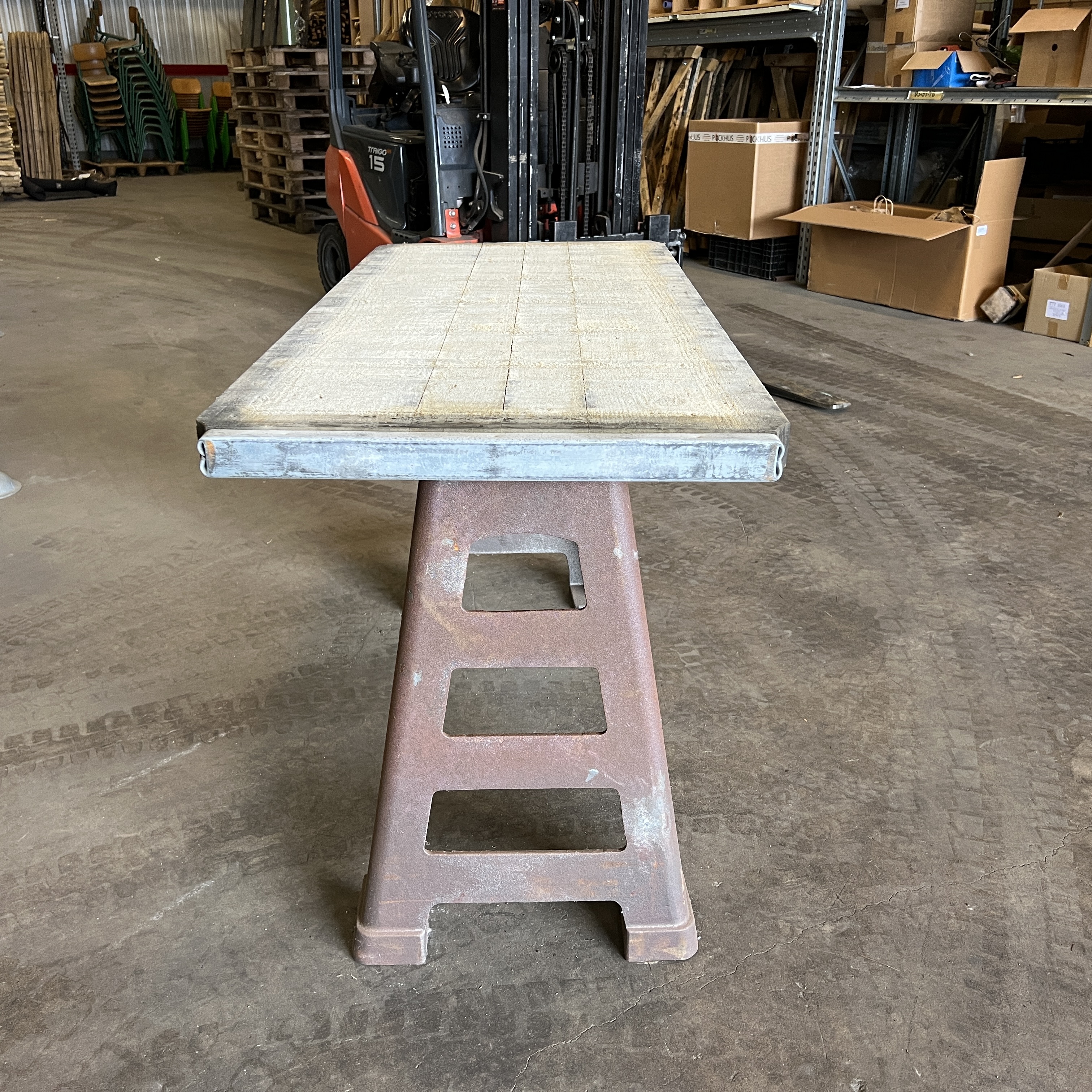Vintage Planteringsbord 140 x 65 cm – Gjutjärnsben & Träskiva från stenfabrik Modell 2 - 3