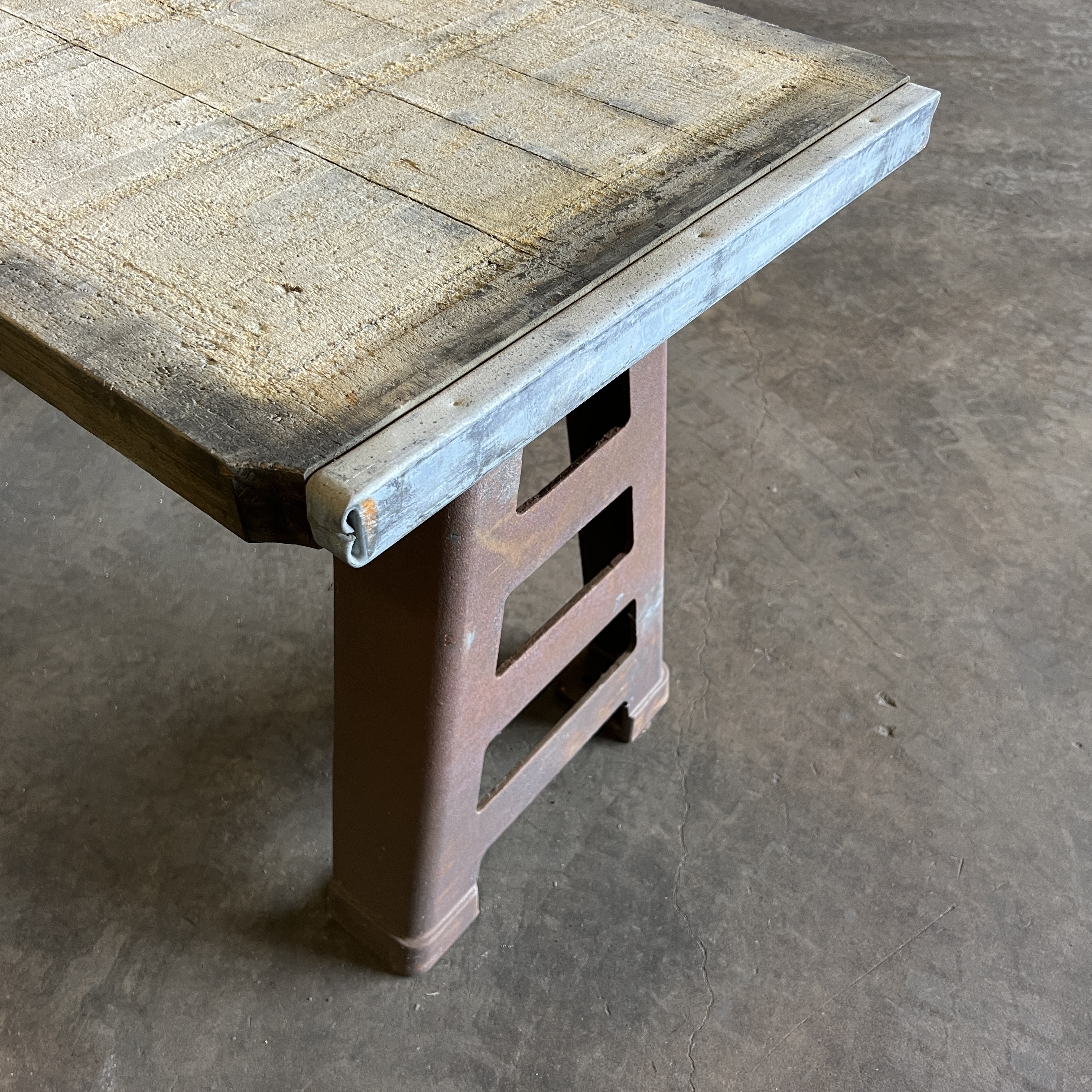 Vintage Planteringsbord 140 x 65 cm – Gjutjärnsben & Träskiva från stenfabrik Modell 2