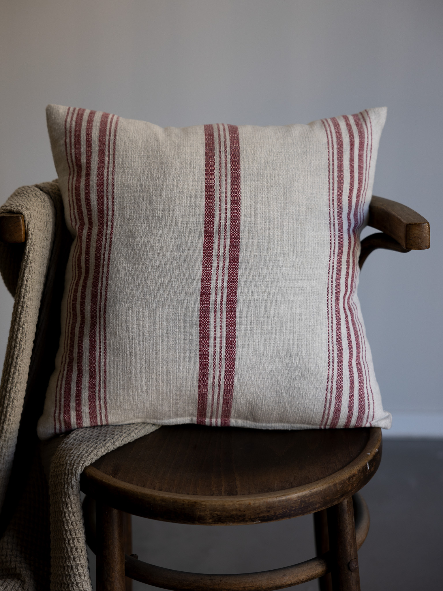 Karlevi - Natural/red cushion cover - 45 x 45 cm