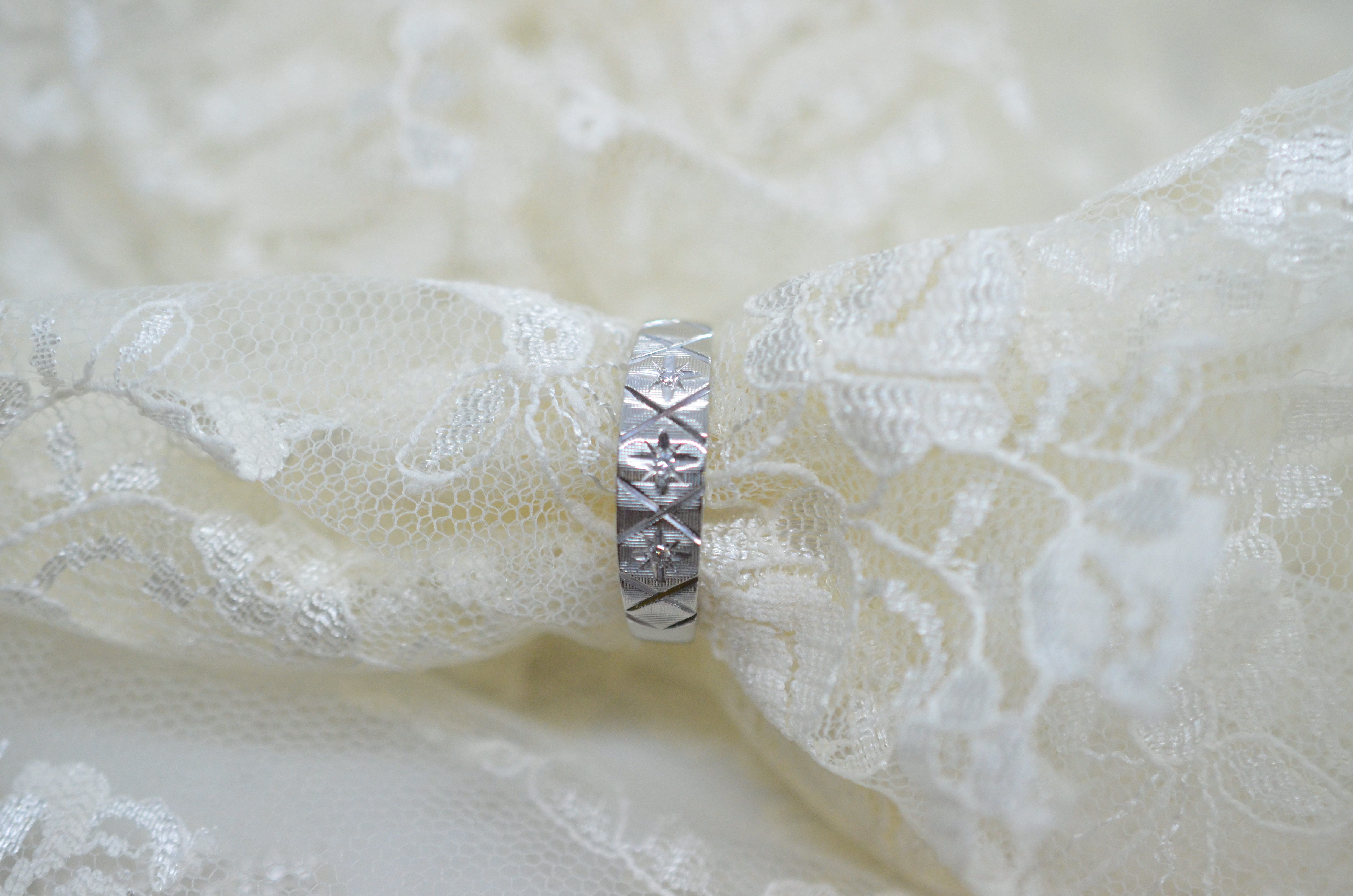 Vintage 18k white gold ring with diamonds