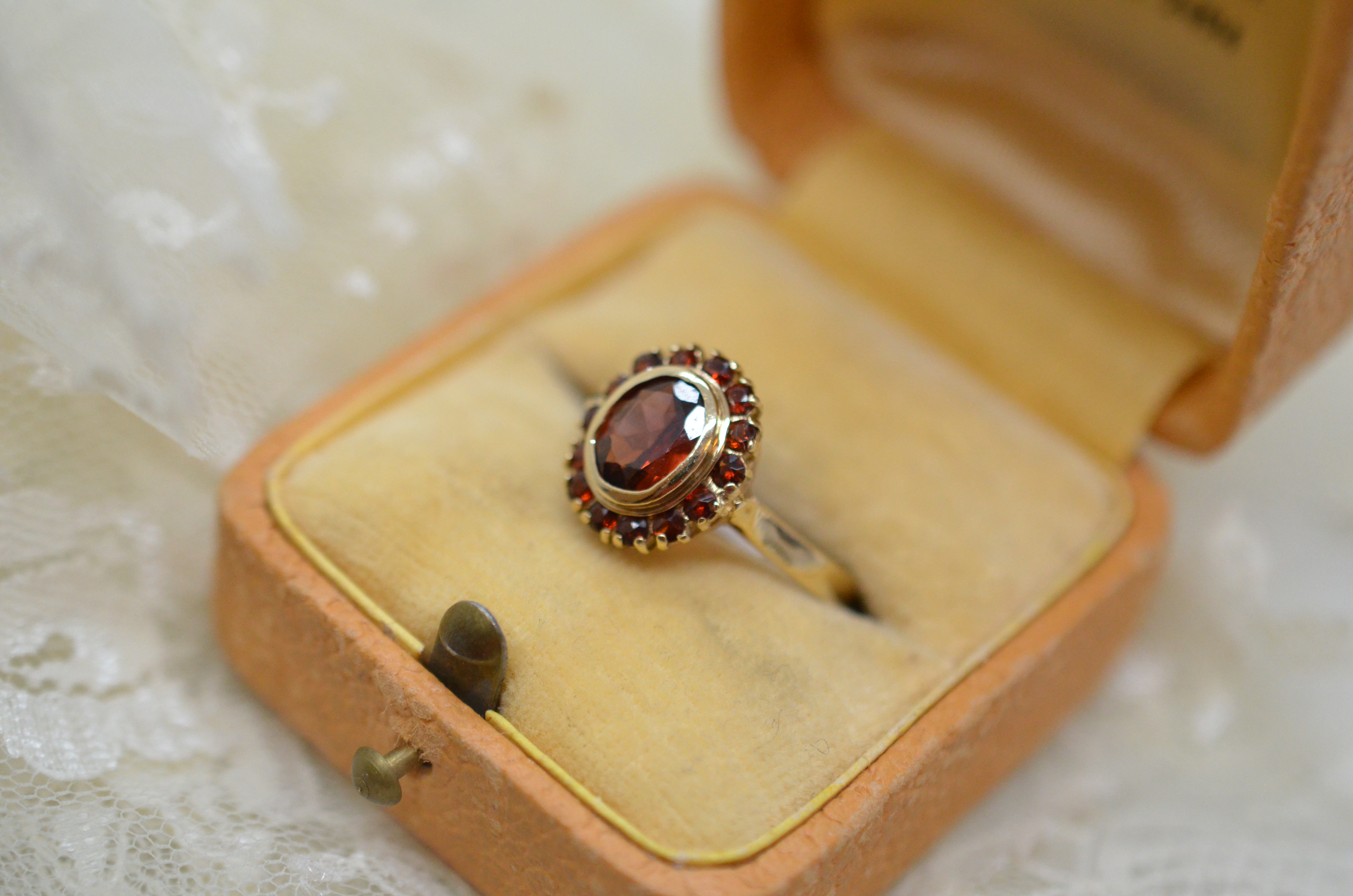 Vintage 18k ring with garnets - 2