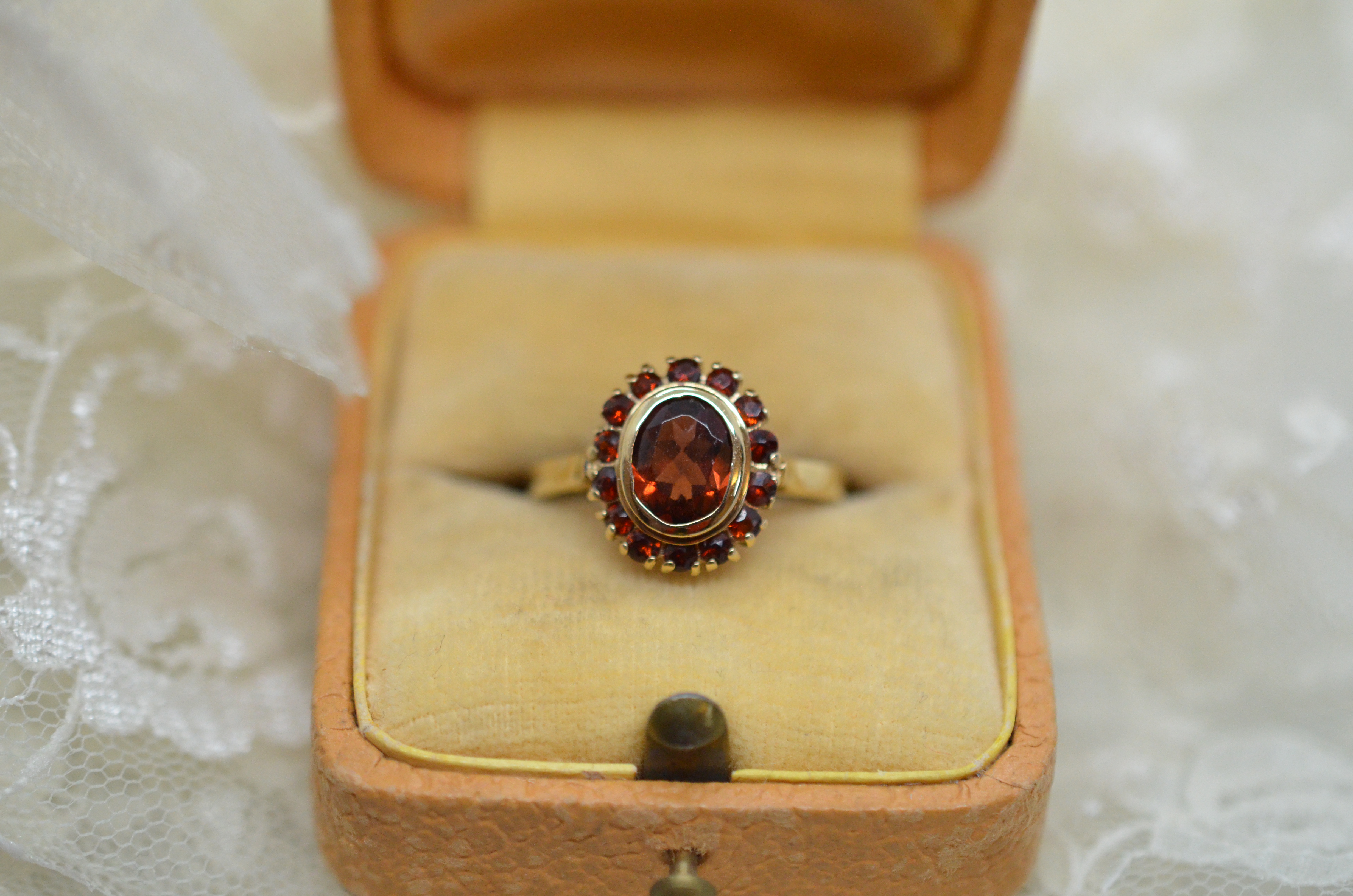 Vintage 18k ring with garnets