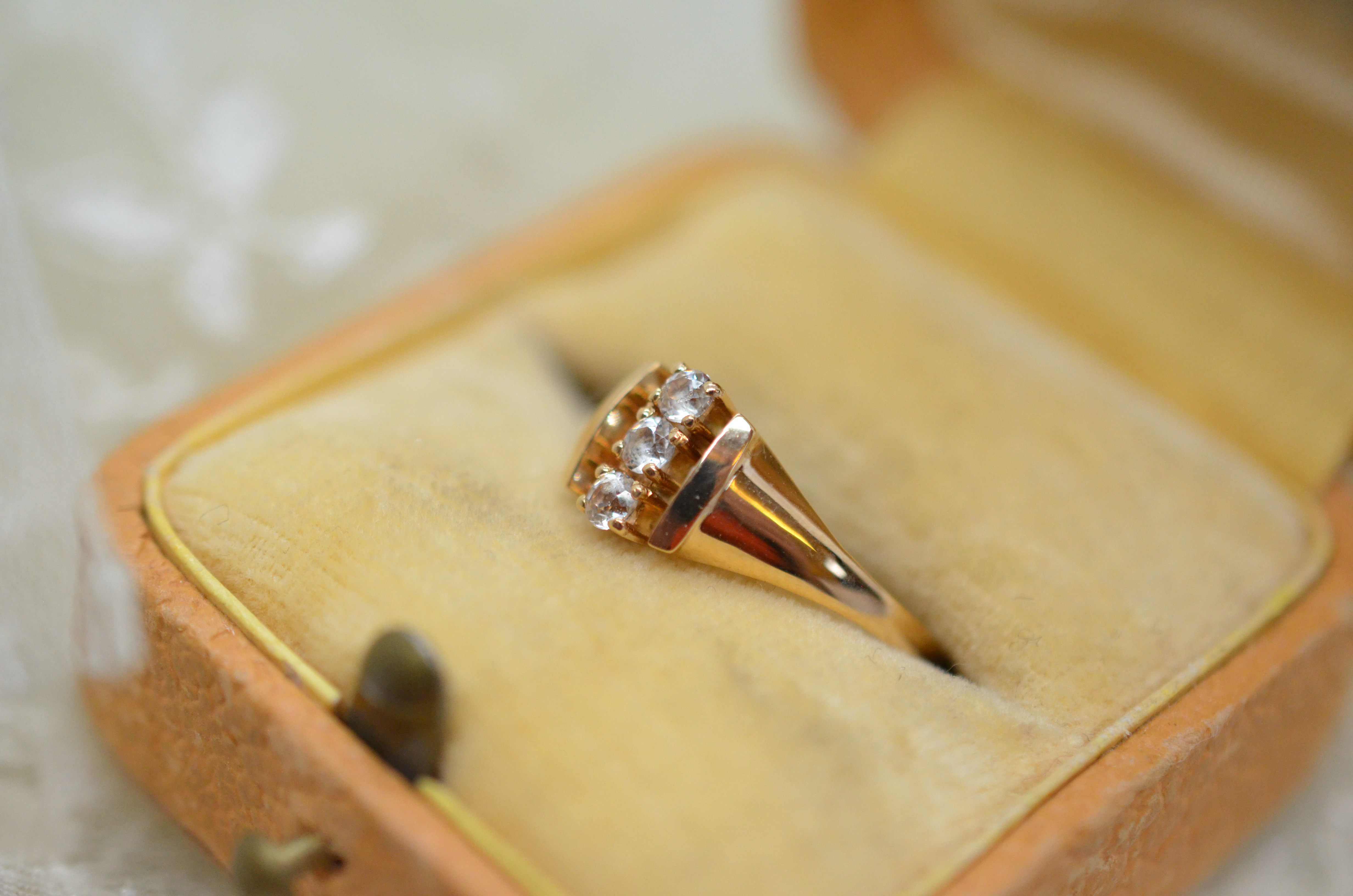 Vintage 18k ring with cz