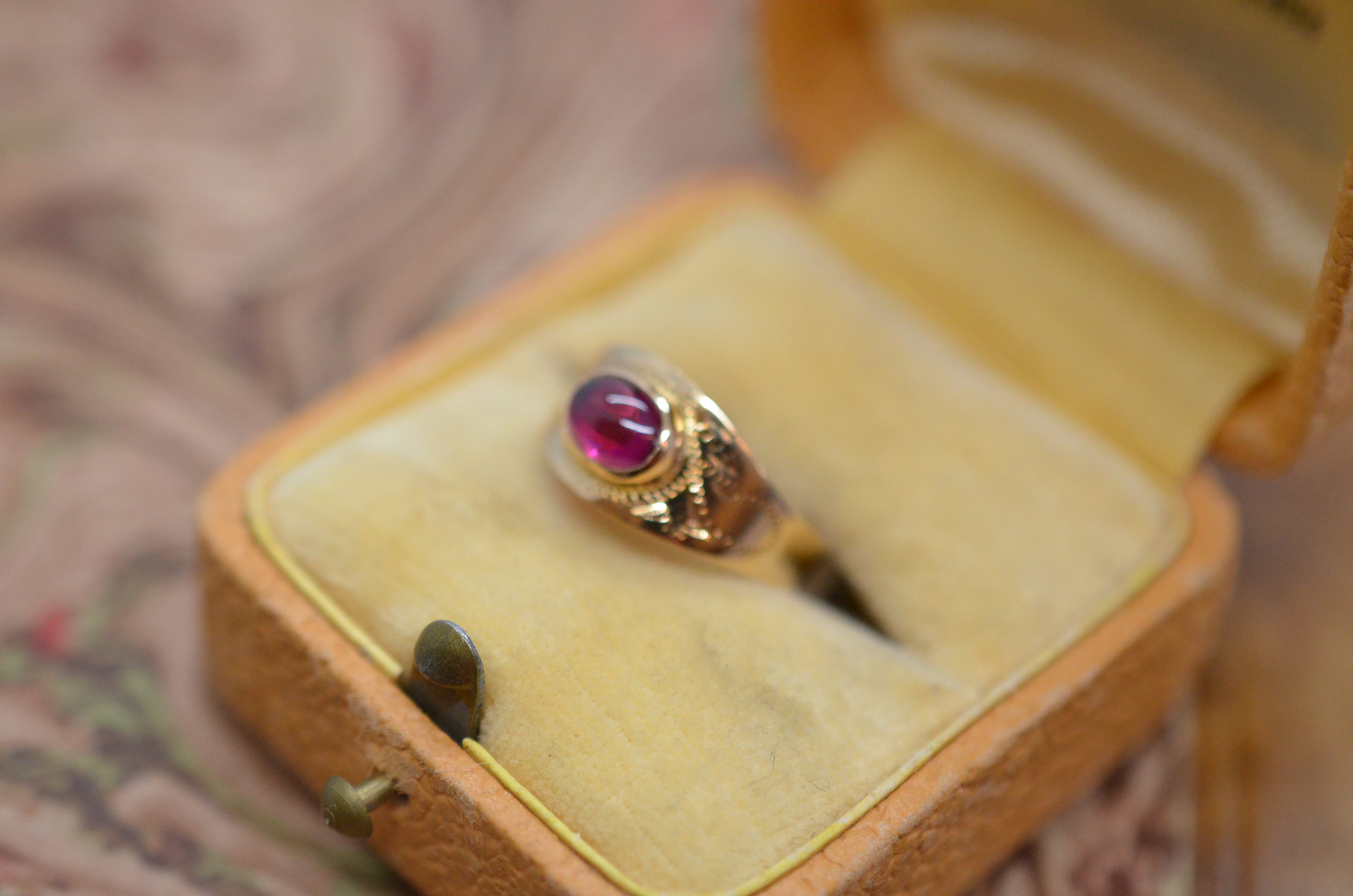Vintage 18k ring med rosa sten, 1964 - 2