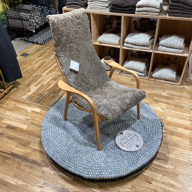 En Laminofåtölj I skinn och fårskinnsöverdrag - 3