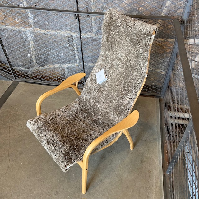 En Laminofåtölj I skinn och fårskinnsöverdrag - 7