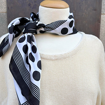 Satinscarf - Prickig - Fyrkant