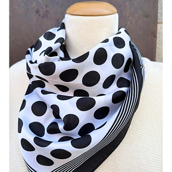 Satinscarf - Prickig - Fyrkant