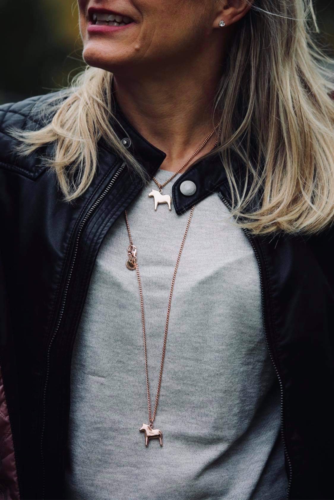 Halsband dalahäst 85 cm guld