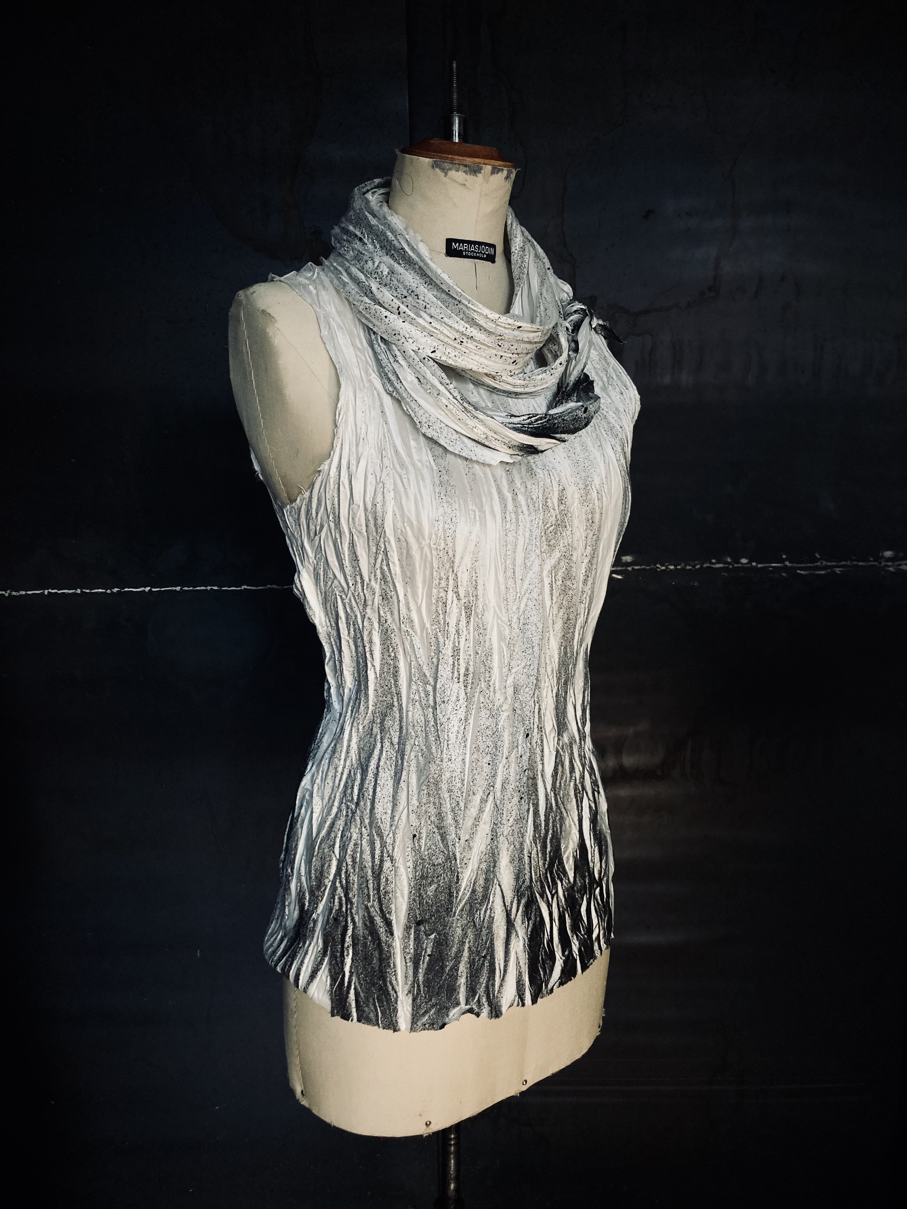 CRINKLED SPRAYED TANK TOP IN SILK