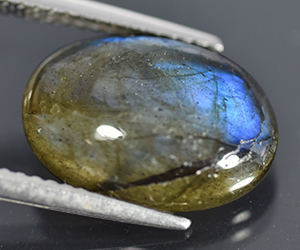 Labradorita natural suelta de 4,67 ct, ovalada, de 14 x 10 mm, con un impresionante juego de colores. - 2