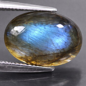 Labradorita natural suelta de 4,67 ct, ovalada, de 14 x 10 mm, con un impresionante juego de colores.