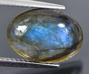 Labradorita natural suelta de 4,67 ct, ovalada, de 14 x 10 mm, con un impresionante juego de colores. - 3