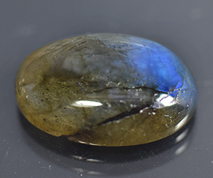 Labradorita natural suelta de 4,67 ct, ovalada, de 14 x 10 mm, con un impresionante juego de colores. - 4