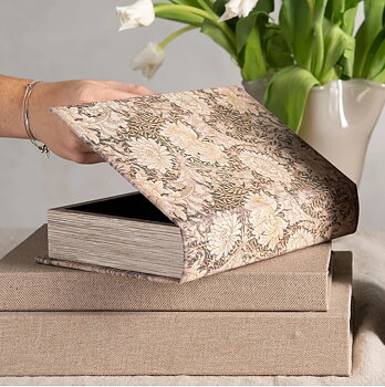 Bokask boklåda bokgömma gammal bok Chrysanthemum shabby chic lantlig stil 